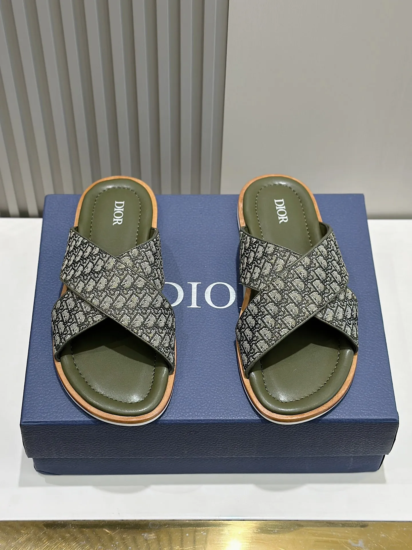 P320 [DIOR] Size 39-44 (38.45 custom-made) 2024ss Dior’s latest men’s slippers are a must-have. Dior Alias ​​Men's Genuine Leather Slippers This summer new Alias ​​sandal embodies a casual and elegant style. Carefully crafted from grained cow leather and Oblique printed fabric, with cowhide lining! Cross-strap design with metal-clad brass CD Diamond logo. The imported cowhide leather and rubber sole adds sophistication and comfort, while Oblique print-effect anti-slip panels add style.